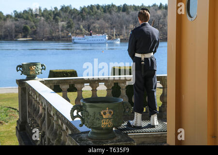 Die königliche Garde steht am Drotingholm Palace in Schweden von Stockholm. Stockfoto