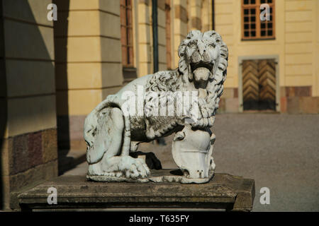 Das Detail einer Statue eines Löwen bewacht durch die Drotingholm Palace in Schweden in der Nähe von Stockholm. Stockfoto