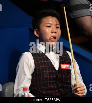 Zhou Yuelong bei Tag neun Der2019 Betfred Weltmeisterschaft an den Tiegel, Sheffield. Stockfoto