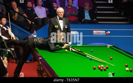 Ali Carter bei Tag neun Der2019 Betfred Weltmeisterschaft an den Tiegel, Sheffield. Stockfoto