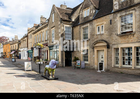 Löwenskulptur in der High Street in Corsham, Wiltshire, England, Großbritannien Stockfoto