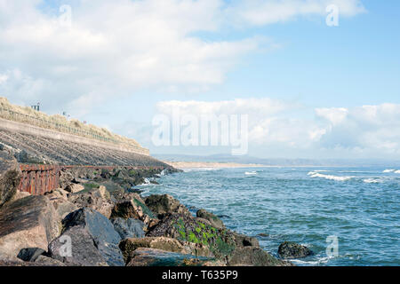 Rip rap Deckwerken und Sea Wall Küstenschutz entlang der Küste und Sanddünen von Montrose Strand, Angus, Schottland, Großbritannien. Stockfoto