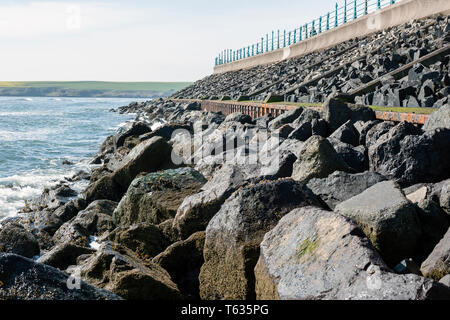 Rip Rap, deckwerken und Sea Wall Küstenschutz entlang der Küste und Sanddünen von Montrose Strand, Angus, Schottland, Großbritannien. Stockfoto