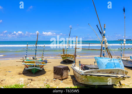 Fischer Boote am Ufer in Rajgama Wella, Galle, Sri Lanka Stockfoto