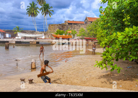 Die Einheimischen Kricket spielen am Strand, Festung Galle, Sri Lanka Stockfoto