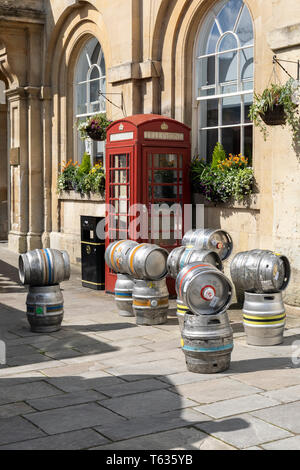 Bier-/Lagerfässer werden in Corsham, Wiltshire, England, geliefert Stockfoto