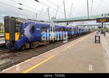 Ein scotrail Klasse 385 elektrische Zug steht an der Stirling entfernt. Nach Abschluss der Elektrifizierung arbeit Züge dieser Art jetzt mit dieser Station. Stockfoto