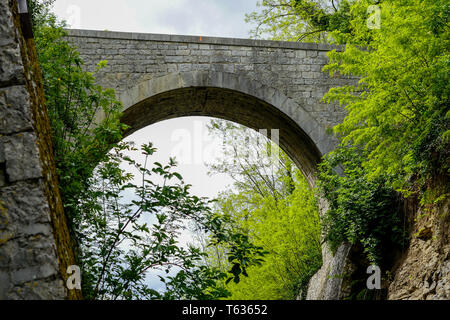 Brücke über die ehemalige Bahntrasse, Chomerac, Ardèche, Frankreich Stockfoto