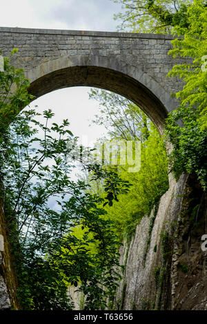Brücke über die ehemalige Bahntrasse, Chomerac, Ardèche, Frankreich Stockfoto