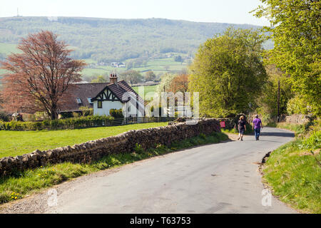 Zwei Menschen, Mann und Frau zu Fuß an einem Feldweg in Nidderdale in den Yorkshire Dales England Großbritannien Stockfoto