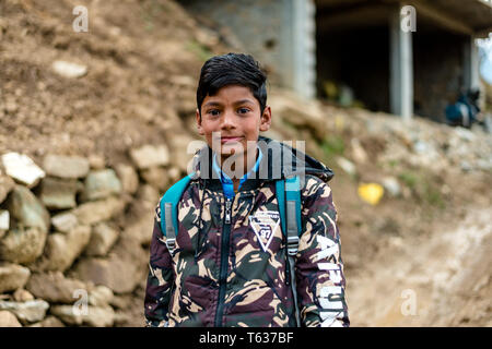 Kullu, Himachal Pradesh, Indien - März 01, 2019: Foto von einem Jungen im Himalaya Himalaya, Sainj Valley - Indien Stockfoto