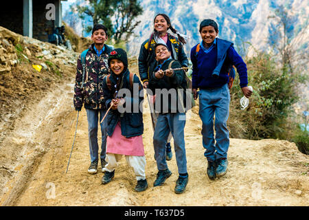 Kullu, Himachal Pradesh, Indien - März 01, 2019: Foto von Himalayan Kinder im Himalaya, Sainj Valley - Indien springen Stockfoto