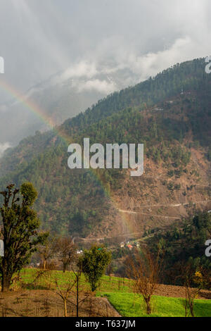 Bunte Landschaft mit Regenbogen im hohen Himalaya - Indien Stockfoto