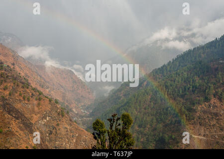 Bunte Landschaft mit Regenbogen im hohen Himalaya - Indien Stockfoto