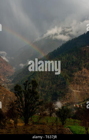 Bunte Landschaft mit Regenbogen im hohen Himalaya - Indien Stockfoto