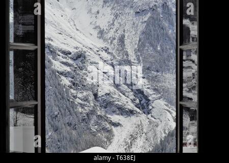 Fenster Blick auf die schneebedeckten Schweizer Alpen Stockfoto