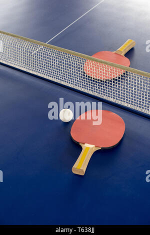 Tischtennisplatte mit Schlägern und Ball Stockfoto