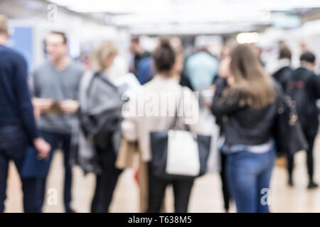 Blured Bild der Geschäftsleute, die Geselligkeit und Vernetzung während der Kaffeepause bei der Konferenz treffen. Stockfoto