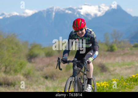 April 28, 2019 Rock the Ridge Band 1 Radfahren Wettbewerb in Maple Ridge, British Columbia, Kanada. Radfahrer reiten entlang einer Kiesgrube Deich. Stockfoto