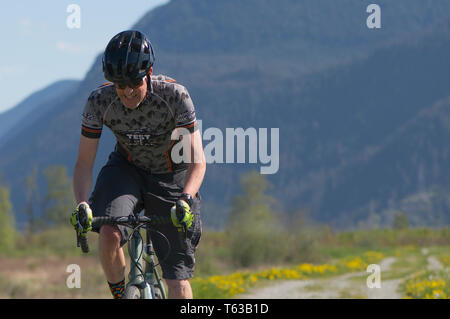 April 28, 2019 Rock the Ridge Band 1 Radfahren Wettbewerb in Maple Ridge, British Columbia, Kanada. Radfahrer reiten entlang einer Kiesgrube Deich. Stockfoto