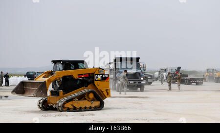 Us-Flieger auf der 51 Logistik Bereitschaft Squadron und der 51 Bauingenieur Geschwader zugewiesen simulierten Flugplatz Krater Erholung während einer Übung am Osan Flughafen, der Republik Korea, April 19, 2019 durchführen. Us-Flieger in die 554Th Red Horse Squadron aus der Andersen Air Force Base, Guam zugeordnet, wies die Teilnehmer auf die richtigen Verfahren des Rapid Flugplatz Beschädigung Recovery oder radr. RADR ist ein Fließband Prozess verwendet eine beschädigte Flugplatz zu erholen.. RADR Fähigkeiten unterstützen Tausende von einsaetzen Für alle flugzeugzellen, temporär zu semi-permanente Reparatur Optionen Stockfoto