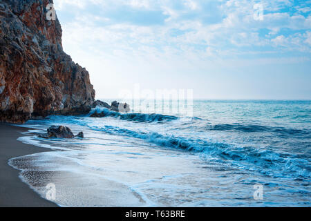 Sandstrand und soft Blue Ocean Wave mit weißer Schaum. Stockfoto