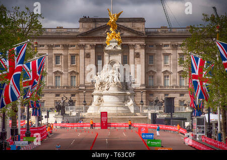 London, Großbritannien. 28. April 2019. Der London Marathon Rennen Ende auf der Mall in Westminster. Credit: Malcolm Park/Alamy. Stockfoto