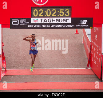 London, Großbritannien. 28. April 2019. Der London Marathon Rennen Ende auf der Mall in Westminster. Credit: Malcolm Park/Alamy Leben Nachrichten. Stockfoto