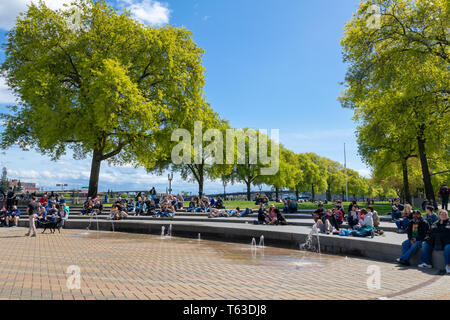 Portland, Oregon - April 27, 2019: Szene von Waterfront Park entlang Willamette Riverside in der Innenstadt von Portland Stockfoto