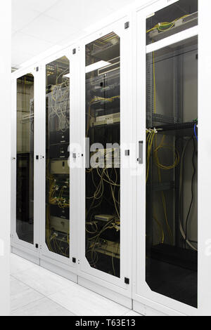Racks mit Netzwerk-Equipment im Telehouse Technikraum Stockfoto