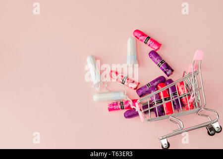 Menstruation Konzept. Frau hygiene Schutz. Baumwolle Tampons in den Warenkorb auf rosa Hintergrund. Ansicht von oben, flach, kopieren. Stockfoto