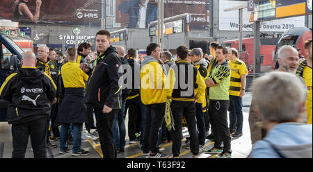 Zentrale Stationen, München, 6. April 2019: BVB-Fans Alkohol am Hauptbahnhof Stockfoto