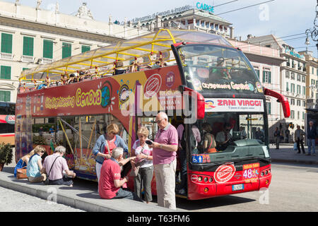 Italien, Genua, Sightseeing im offenen Bus. Stockfoto