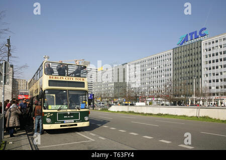 Touristen und Sightseeing Bus in Alexanderplatz, Berlin, Deutschland. Stockfoto