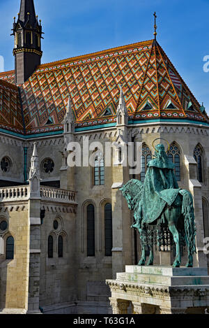 Mátyás Kirche und die Statue des Hl. István vor der Fischerbastei im Herzen von Buda Castle's District, Budapest, Ungarn, Europa. Stockfoto