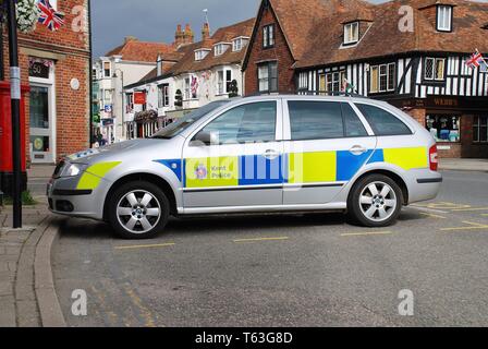 Ein Kent Polizei Skoda Streifenwagen in der High Street in Tenterden in Kent, England geparkt am 1. Juli 2012. Stockfoto