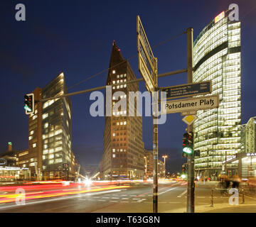 Postdamer Platz, Berlin, Deutschland, mit dem Kollhoff-Turm im Zentrum und DB-Turm oder Bahnturm auf der rechten Seite. Stockfoto