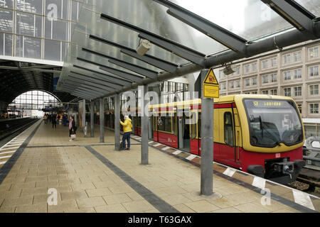 S-Bahn nach Spandau an der Haltestelle Alexanderplatz gebunden, East Berlin, Deutschland. Stockfoto