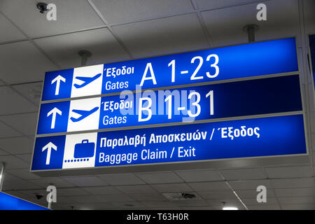 Athen, Griechenland. Ausfahrt, Gepäckausgabe und Tor Schilder an den Internationalen Athener Flughafen Eleftherios Venizelos ATH Stockfoto
