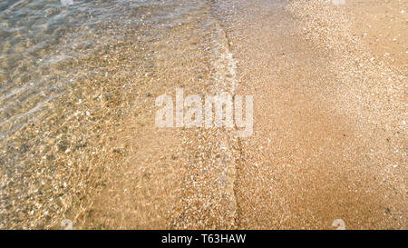 Makro Foto von ruhigen Meer und Sandstrand am sonnigen Tag Stockfoto