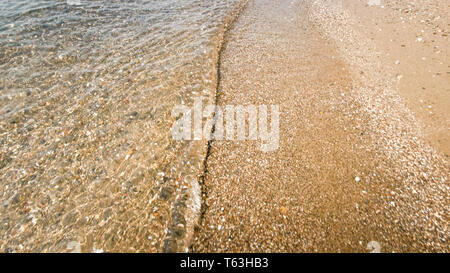 Nahaufnahme der ruhigen Meer Wellen über Sandstrand rolling Stockfoto
