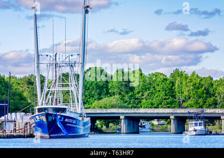 Master Mike, ein Doppel-rig Krabbenkutter, ist entlang der Bank im Bayou La Batre, Alabama angedockt. Stockfoto