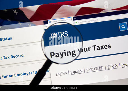MONTREAL, KANADA - 24 April 2019: IRS Pying ihre Steuern und Erstattungen USA Regierung Webseiten unter der Lupe. IRS.com ist eine offizielle Website Stockfoto