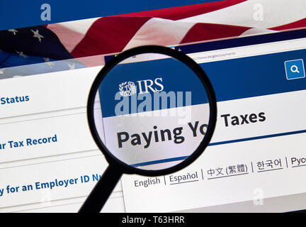 MONTREAL, KANADA - 24 April 2019: IRS Pying ihre Steuern und Erstattungen USA Regierung Webseiten unter der Lupe. IRS.com ist eine offizielle Website Stockfoto