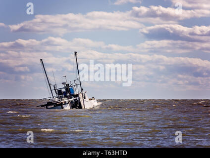 Eine Garnele sinkt nach rauem Wetter, 14. April 2019, in Bayou La Batre, Alabama. Stockfoto