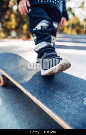 Junge Beine auf dem Skateboard Nahaufnahme Bild Stockfoto