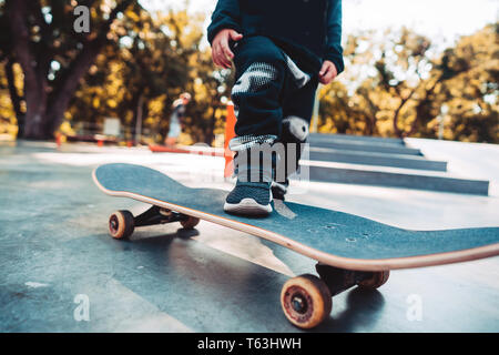 Junge Beine auf dem Skateboard Nahaufnahme Bild Stockfoto