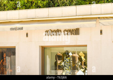 CANNES, Frankreich - April 2019: Äußere der Roberto Cavalli Store auf der Strandpromenade von Cannes. Es ist eine berühmte Designer Marke. Stockfoto