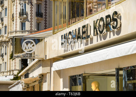 CANNES, Frankreich - April 2019: Zeichen außerhalb des Michael Kors Store auf der Strandpromenade von Cannes. Es ist eine weithin bekannte Marke der Designer waren. Stockfoto