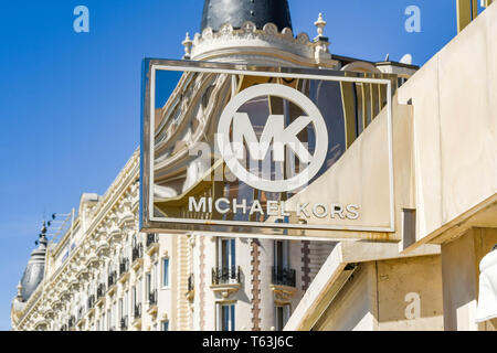 CANNES, Frankreich - April 2019: Zeichen auf gespiegelten Glas ausserhalb der Michael Kors Store auf der Strandpromenade von Cannes. Es ist eine weithin bekannte Marke der Designer goo Stockfoto